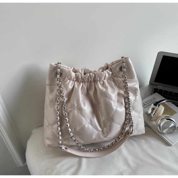 Fashion large-capacity bag women's new Xiaoxiangfeng diamond chain tote bag high-end commuter shoulder messenger bag