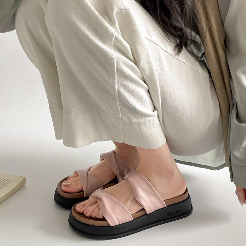 Fashion, lightweight and explosive French non-slip one-word thick-soled slippers for women's summer wear 2025 new height-enhancing cool slippers