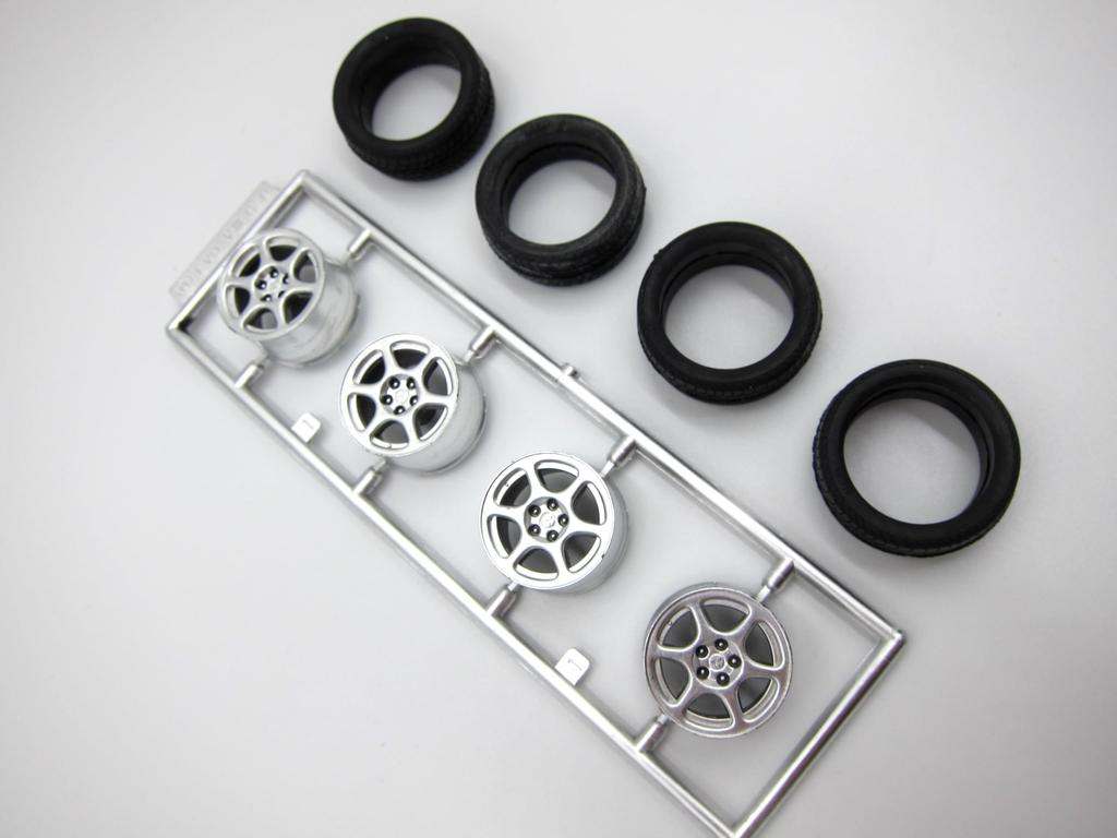 Inch Up Series Mitsubishi Lancer Evolution VIII GSR Plastic Model 1/24 No.322 (with GT-W Wing)