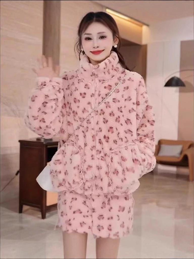 Double-Sided Coral Fleece Thick Pajama Set for Women - Winter 2025 Casual Fashion, Suitable for Indoor and Outdoor Wear.