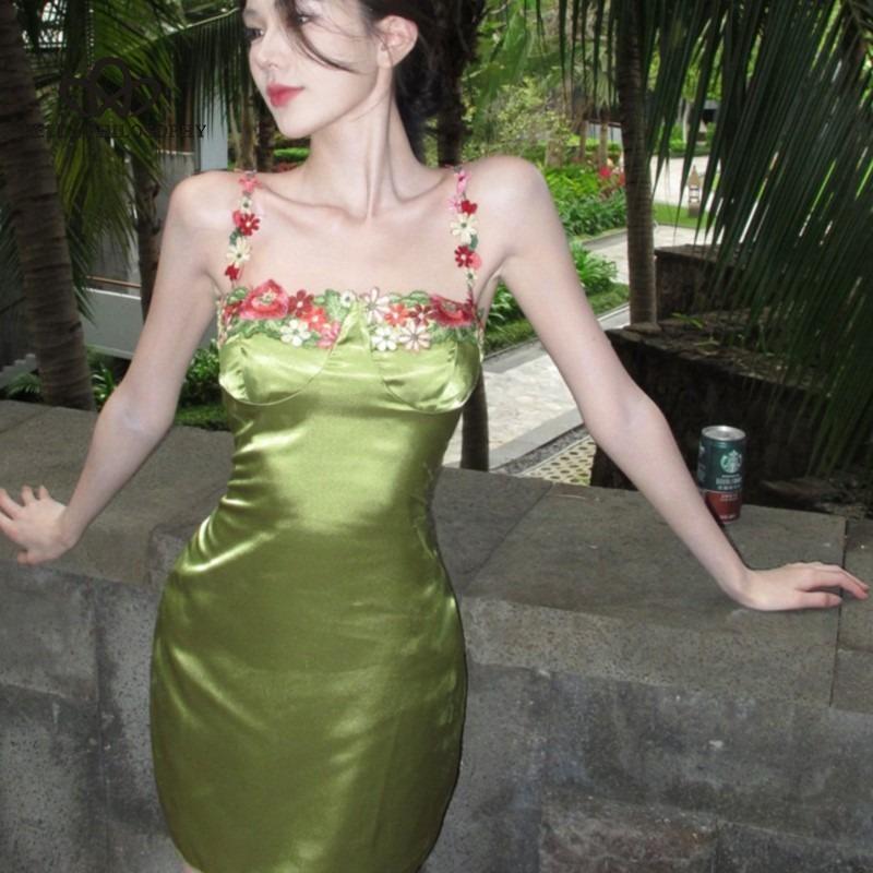 2024 sommer Französisch Vintage Grün Kleider Frauen Bestickt Blume Urlaub Stil Meer Satin Halter Kleider