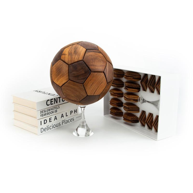 Teakholz Fußball Dekoration mit traditioneller Holzverbindung für Kinderzimmer und als Geschenk