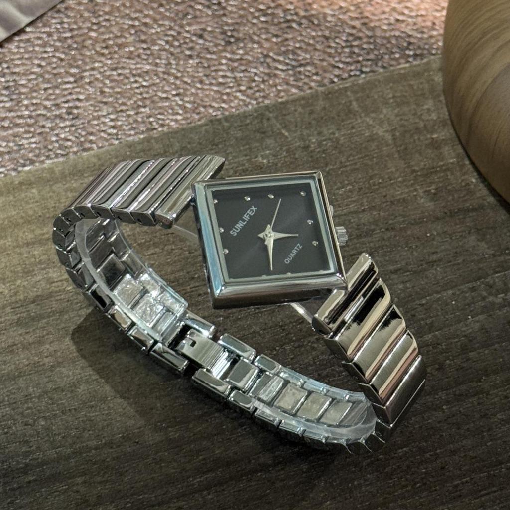 SUNLIFEX Damen Unregelmäßige Diamantförmige Goldene Edelstahl Quarz Uhr mit Bambus Gliederarmband