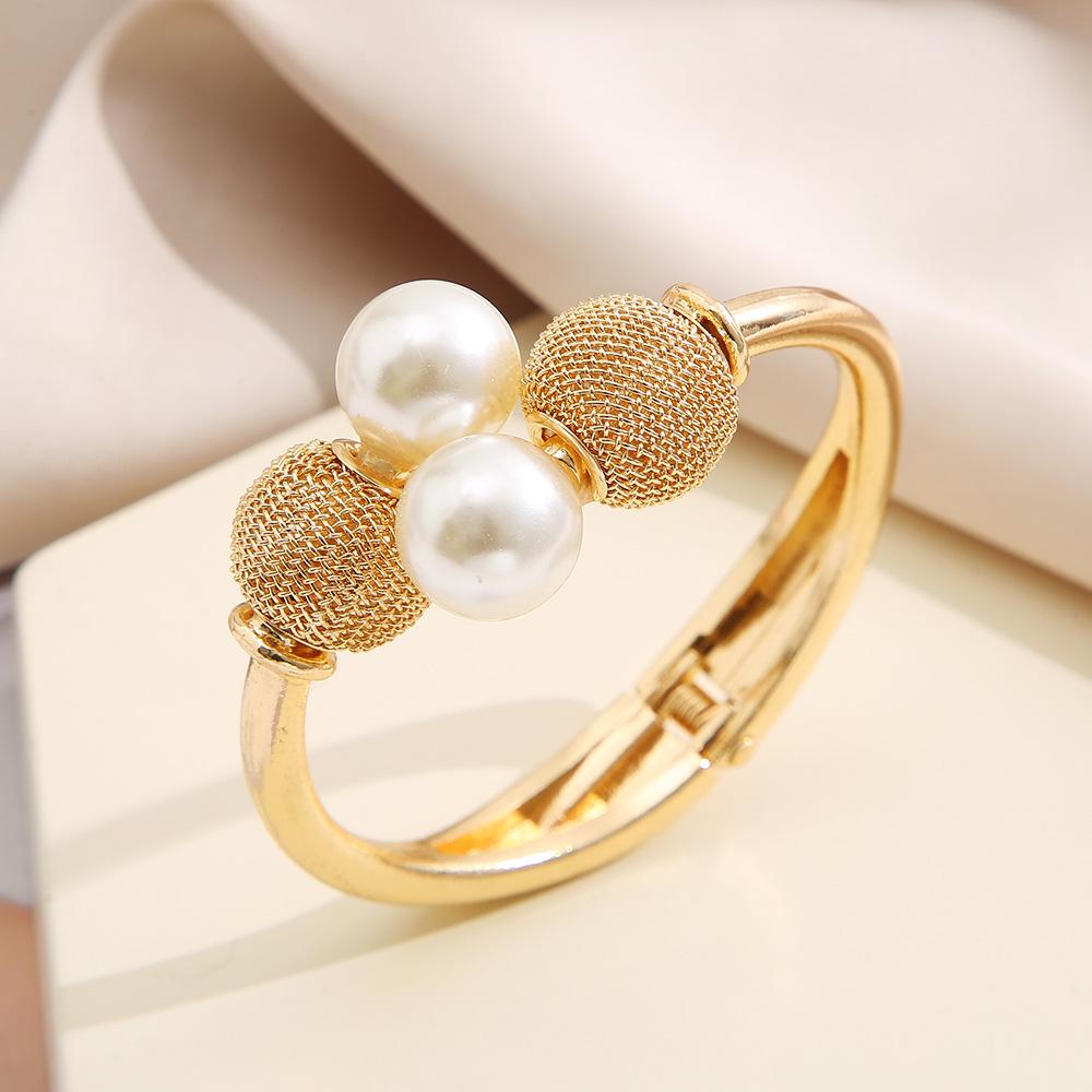 Retro High-End Exaggerated Pearl Open Cuff Bracelet
