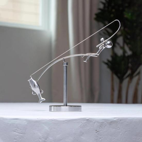 Kinetisk Fiskeskulptur Fiskeren Balanseskulptur Metall Balansekunst Fisker Hjemmedekorasjon for Hjemmekontor Skrivebordsdekor