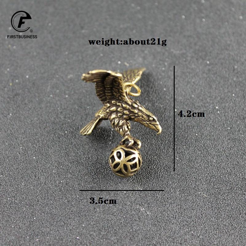 Antique Bronze Eagle Catch Ball Statue Solid Copper Eagle Figurines Ornaments Bicycle Handbag Tel Keychains Decoration Accessor