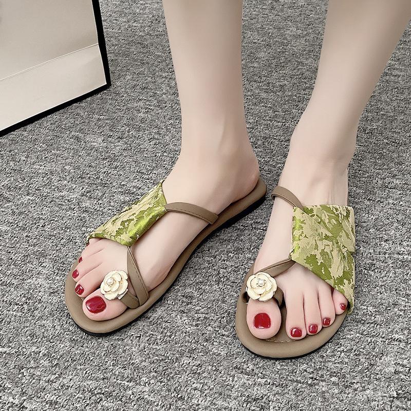 Nouvelles pantoufles cool de haute valeur de style chinois pour l'été pour femmes 2025 nouveau talon plat à semelle plate style étranger camélia une-mot traîne