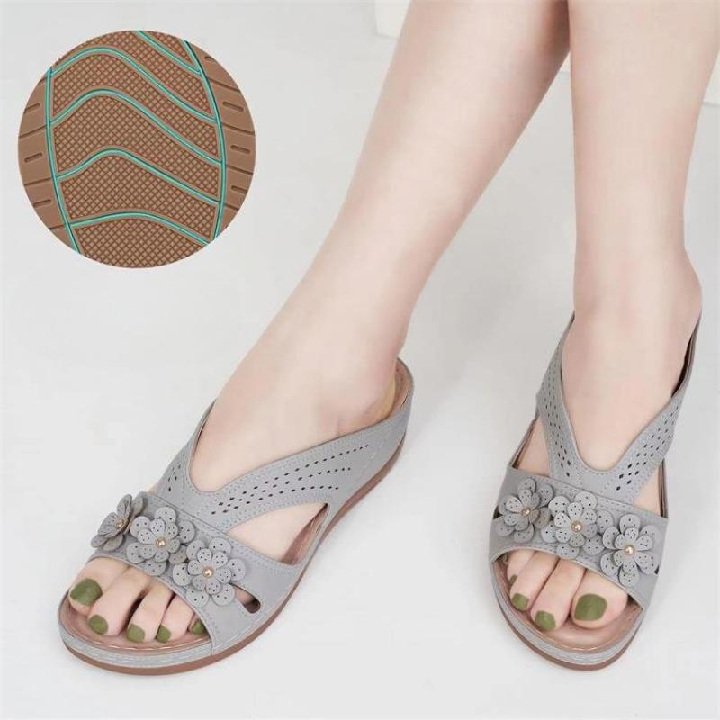 Retro Thick-soled One-piece Shoes for Women Plus-size Hollowed-out Lightweight Beach Flip-flops