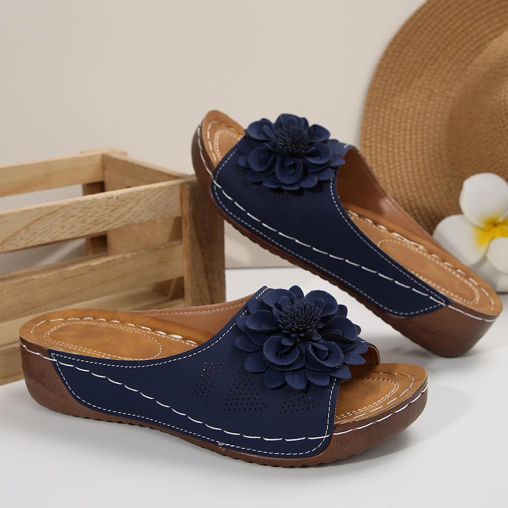 Fashion Retro Flower Decor Wedge Slippers Woman 2025 Summer Thick Bottom Platform Sandals Women Anti Slip Beach Shoes Outdoor Slides