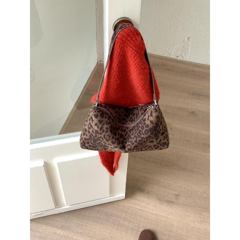 

Plush niche style underarm bag women s retro small square suede bag versatile autumn and winter new women s shoulder bag