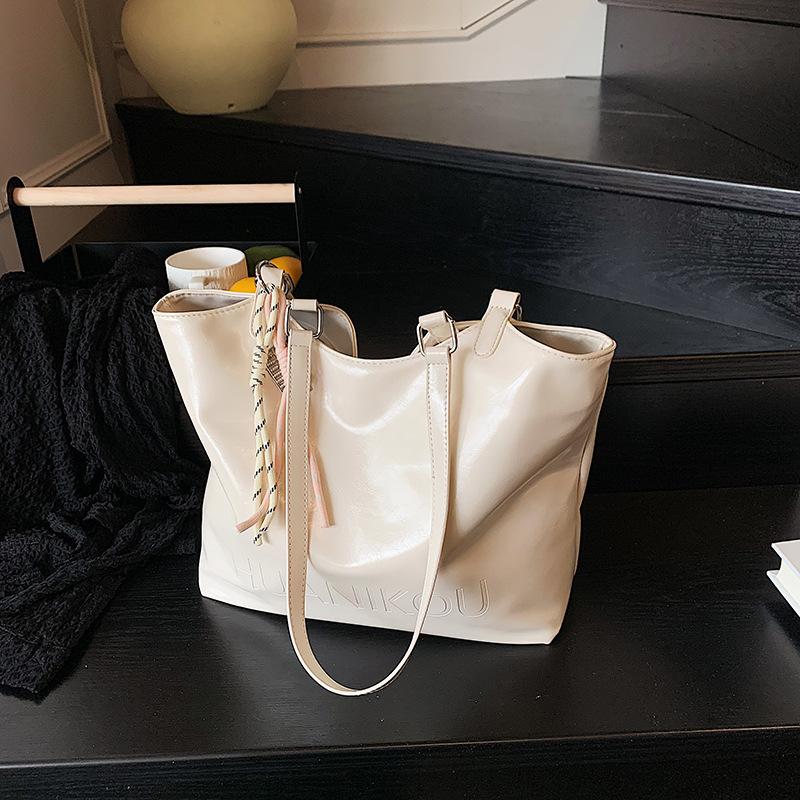 

Large capacity tote bag women s 2025 new spring and summer commuter bag versatile shoulder bag college student class bag білий