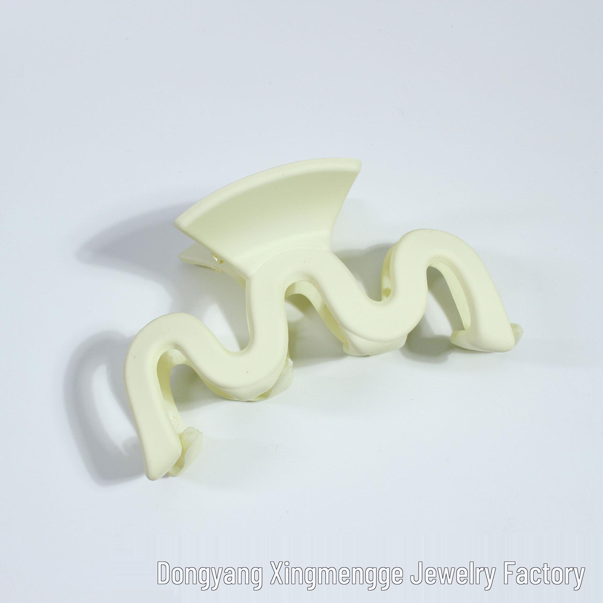 

Large Matte M Wave Hair Clip for Versatile Styling білий