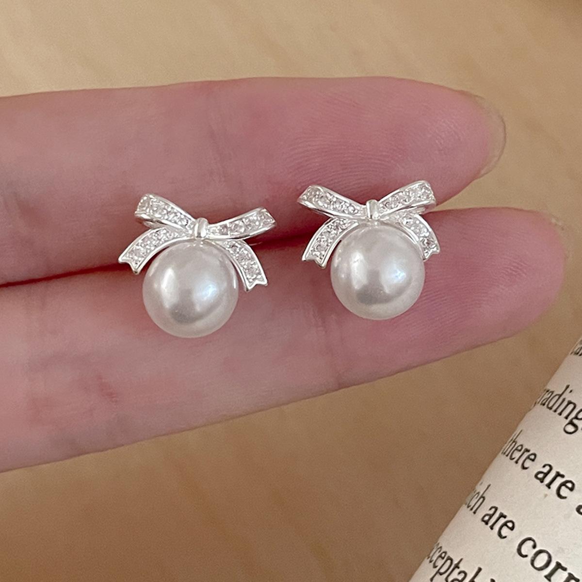 

Легкие роскошные маленькие ароматные стильные серьги-гвоздики с жемчугом и бантом, женский темперамент, улучшенная сладость, осенние и зимние серебряные серьги-иглы, мода 925 silver needle