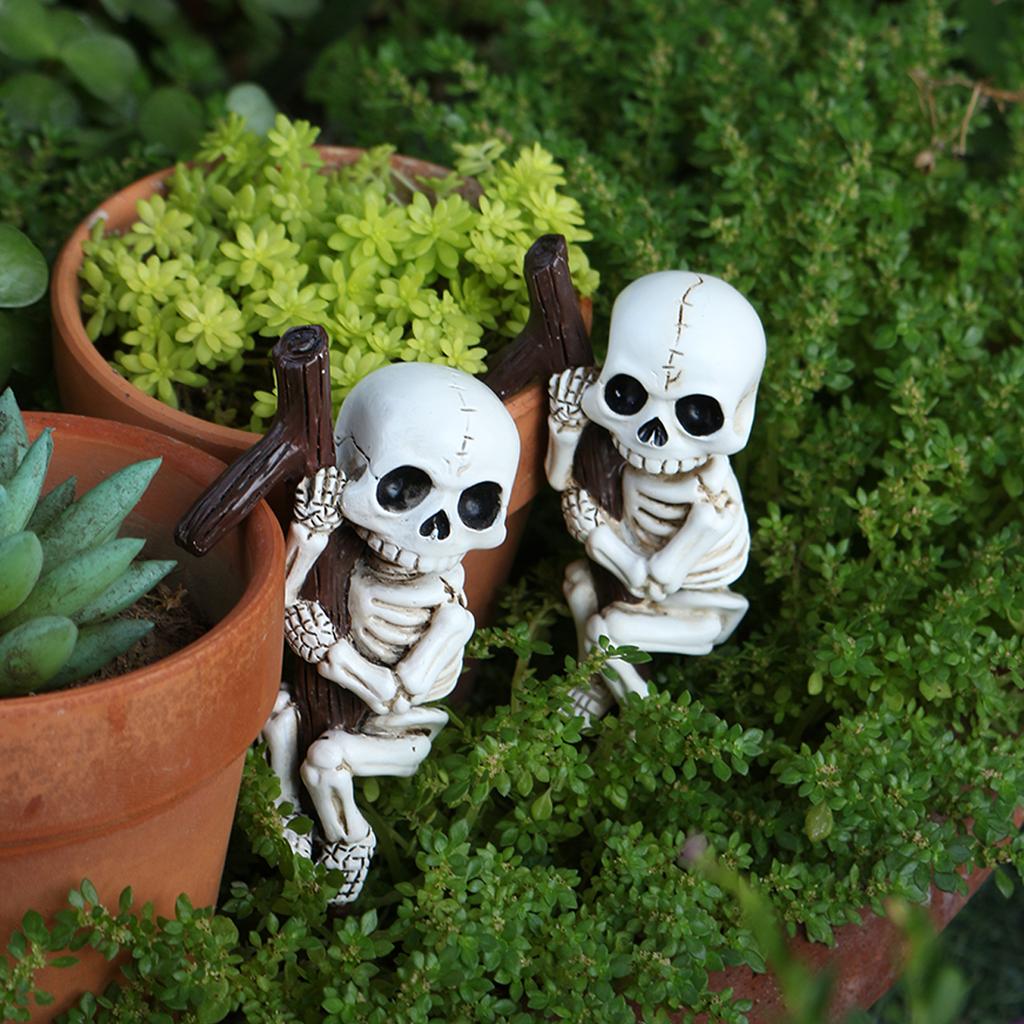 2PCS Halloween Decor Climbing Skeleton Figurine,Flower Pot Hanger Mini Skeletons Halloween Resin Skeleton Ornament for Bonsai Planter Edge Decoration