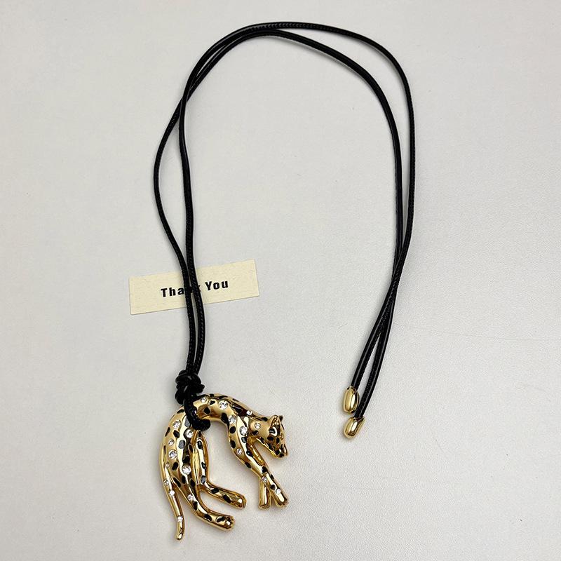 Elegant European & American Leopard Necklace - Luxurious Drip Oil Sweater Chain for Women, Versatile High-End Accessory