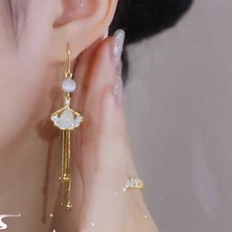 Niche Fashion Design Sense, One Leaf Gets Rich, Ginkgo Biloba Anti-loss Earphones, Advanced Sense Shows Face, Thin and Long Fringed Earrings