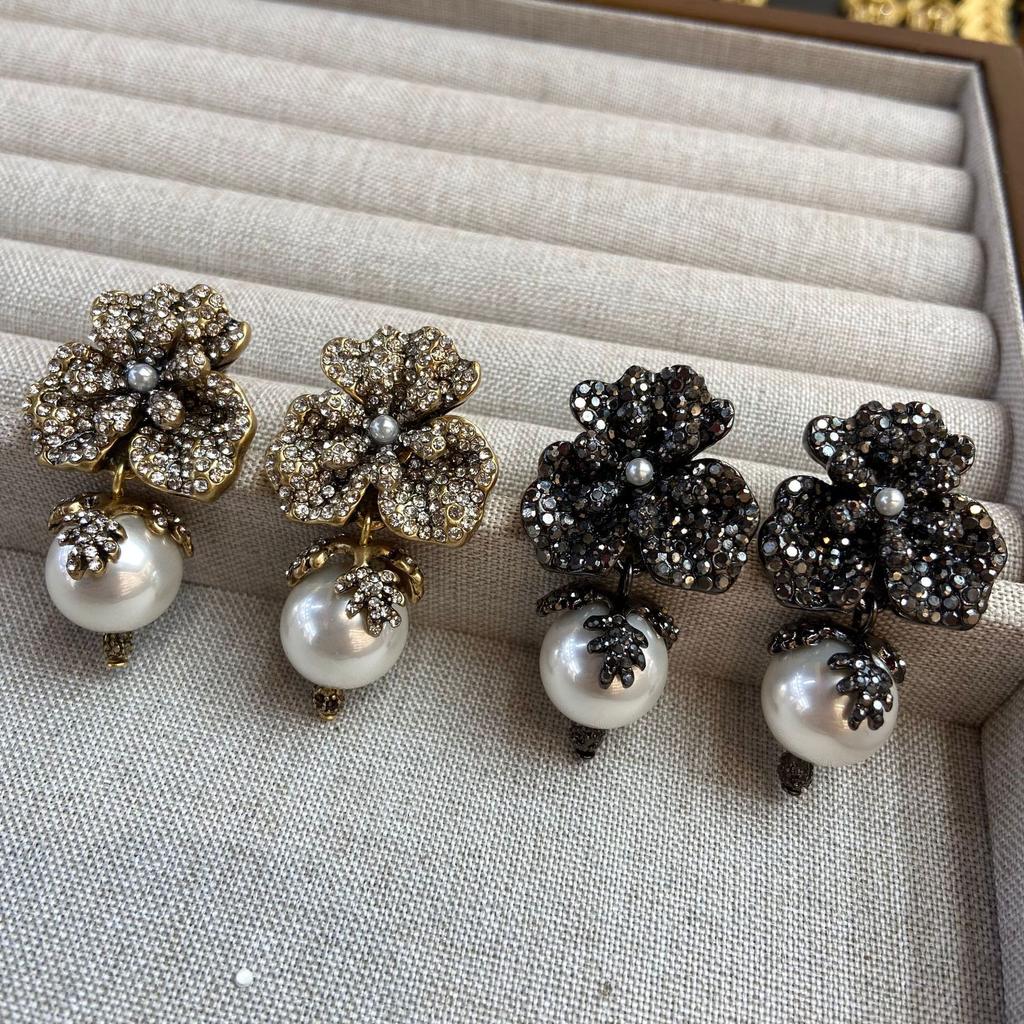 Mittelalterliche Vintage-Ohrringe Sind Altmodische Goldene Blumenstecker mit Diamantenbesatz, Elegante und Vielseitige Ohrringe.