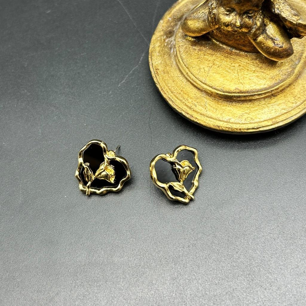 Vintage Niche Retro Heart Design Earrings With 925 Silver Needles Simple Versatile Plated Real Gold Color Preservation