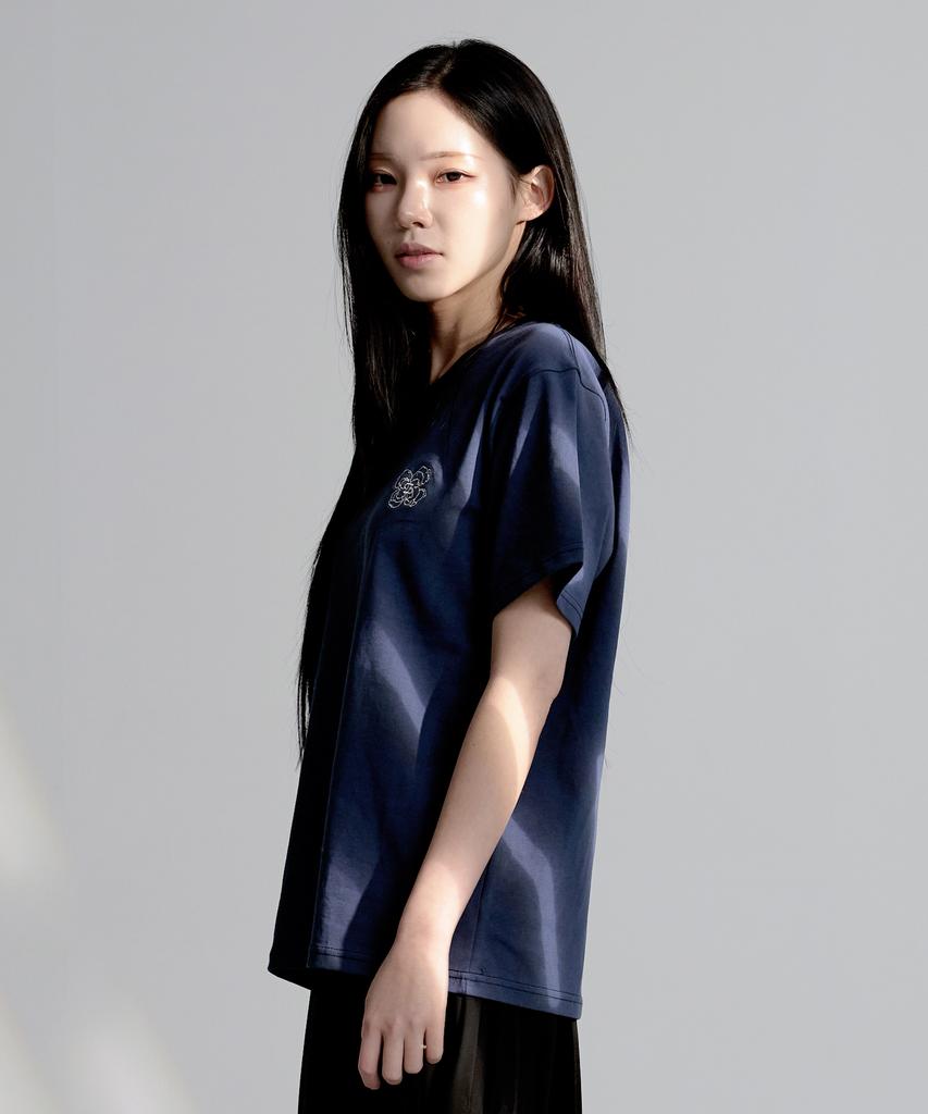 Peneoteoseu Rhythm Dark Navy T-Shirts : A Pulse Submerged Beneath Deep Water