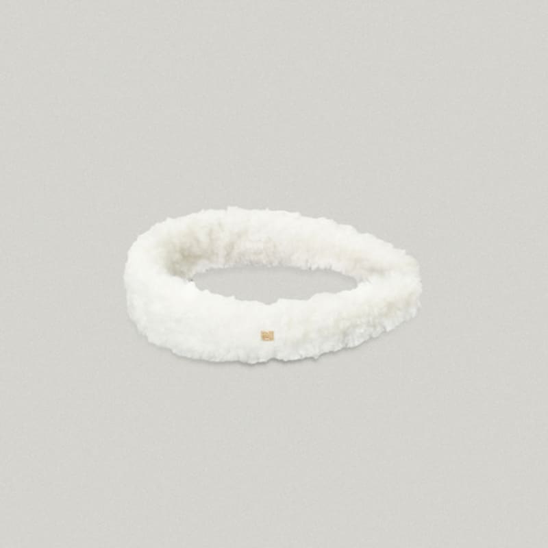 FOLNUA SQUARE LOGO FURRY HAIRBAND [IVORY]