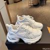 Bequeme, lässige Damenschuhe mit dicker Sohle und Absatzverstärkung – atmungsaktives, modisches und vielseitiges Sommer-Sportschuhmaterial aus Mesh.