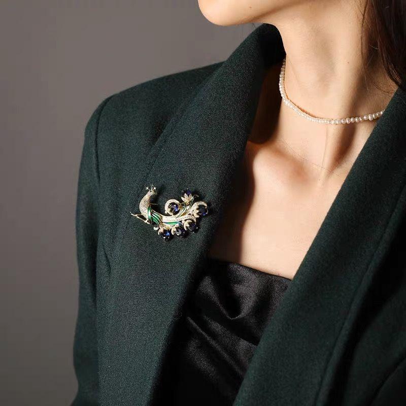Luxury and Fashionable Peacock Open Screen Brooch, European and American Retro Colored Enamel Pin Accessories
