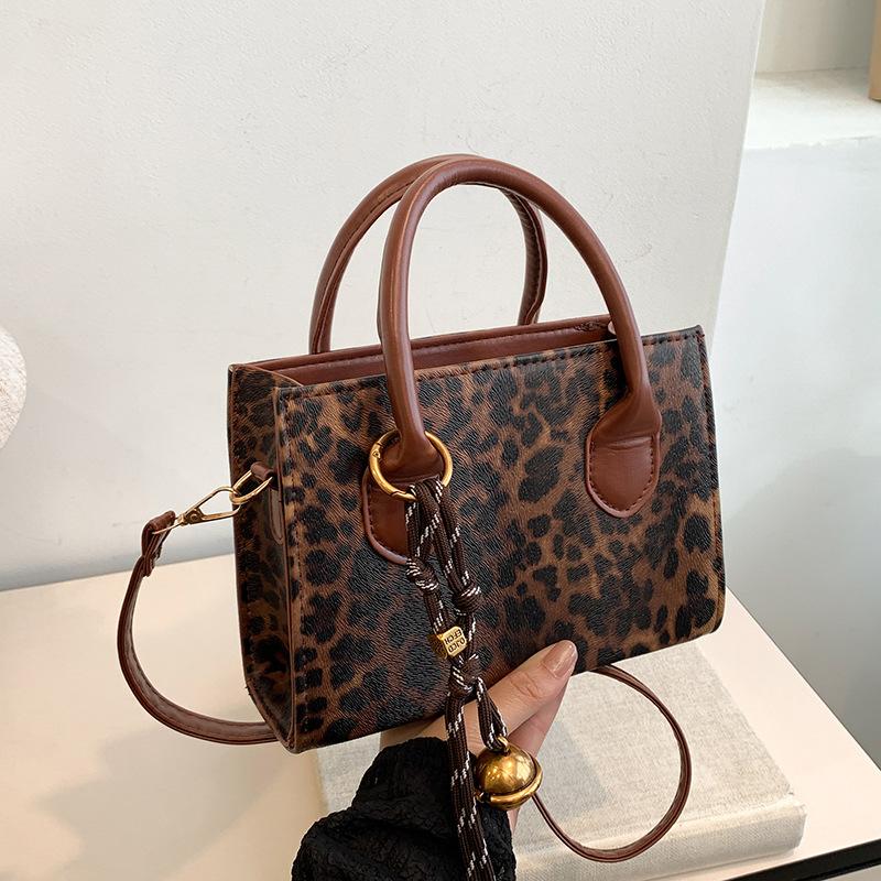 Fashion niche shoulder bag literary and simple popular portable women's bag new trendy messenger small square bag