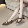 Nischen-Design schräger Schriftzug mit quadratischem Absatz Temperament High Heels Damen dicke Absätze Einzelne Schuhe können im Frühling und Herbst getragen werden