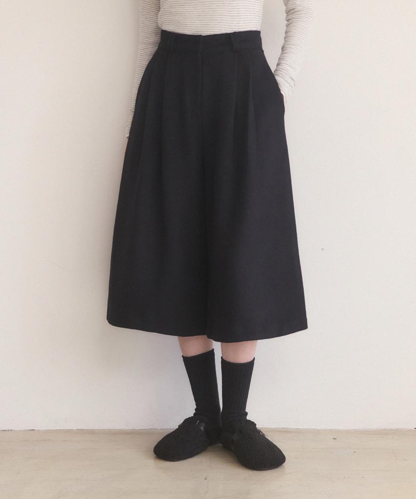ADAUL Woolen Pintuck Long Burmuda Pants - Black