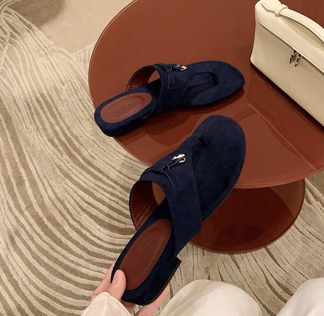 Leather Retro Metal Buckle Toe Flip-flops Shoes Women's Flat Summer Wear a Pedal Beach Sandals