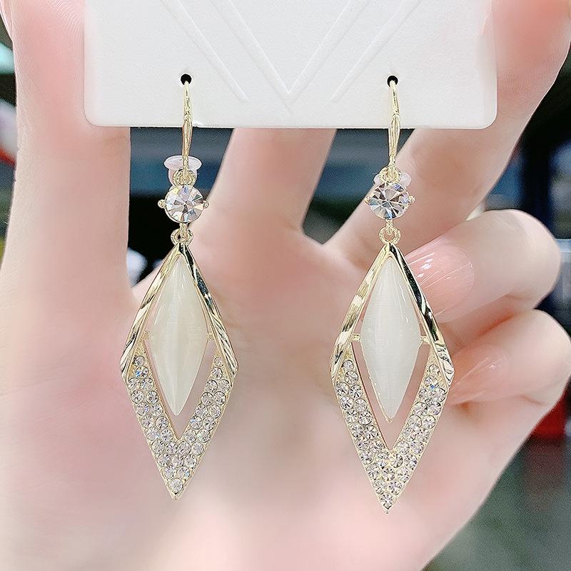 

Geometric Earrings with Versatile Temperament, Diamond Shaped Earrings To Enhance Facial Shape, Round Face and Slimming Effect, Earrings