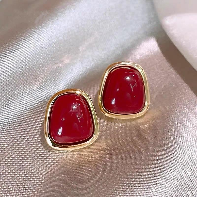 Stylish and simple square high-end stud earrings, women's geometric versatile temperament earrings, elegant and atmospheric earrings.