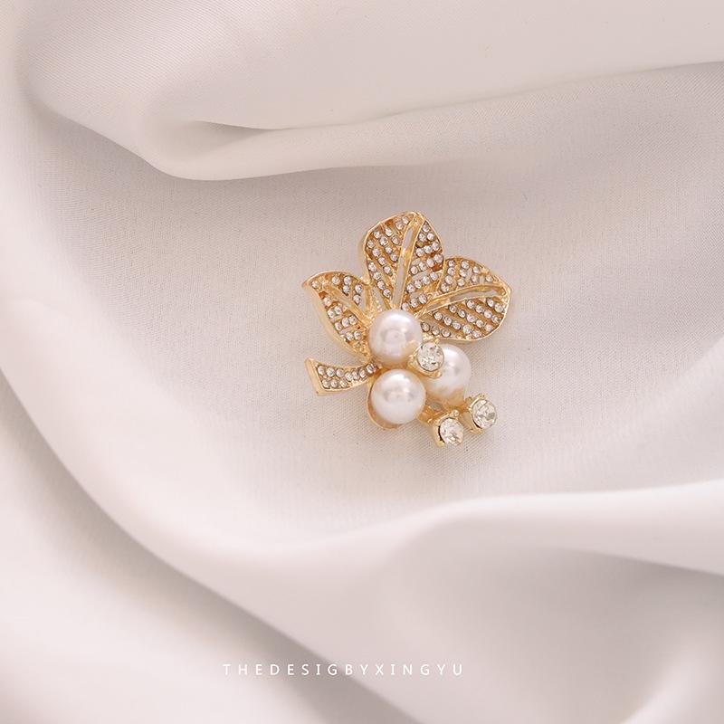 Broche Elegante de Pérola Dourada e Espiga de Trigo: Acessório Versátil e de Alta Qualidade para Mulheres