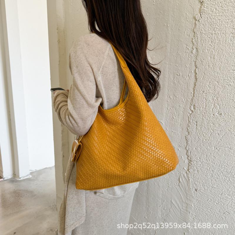 Summer new versatile fashion exquisite niche design sense commuter shoulder armpit tote bag