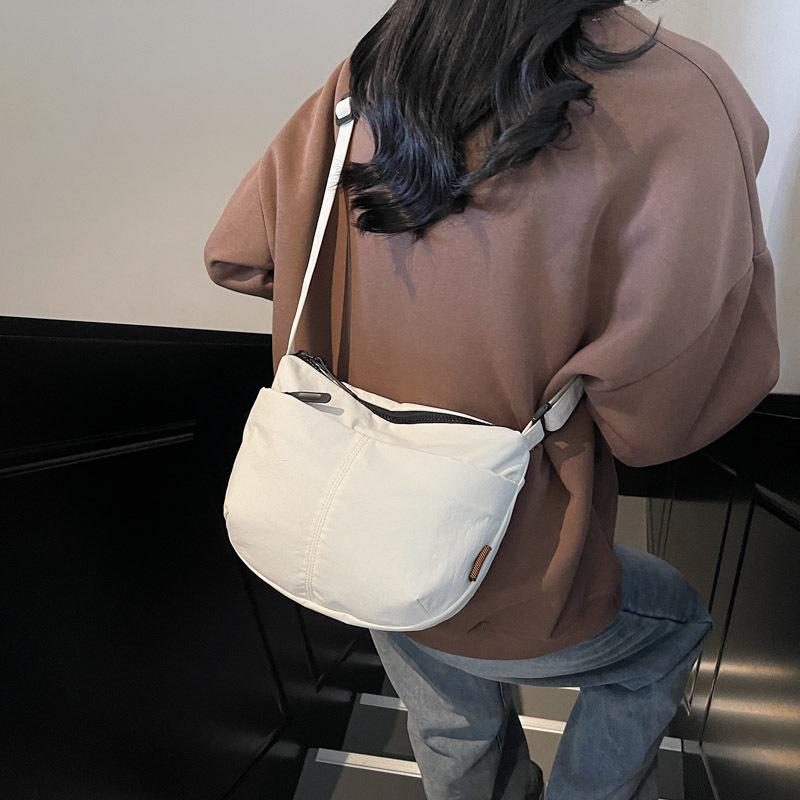 Casual Simple and Lightweight Bag Women's 2025 Spring New Fashion and Popular Versatile Shoulder Bag Commuter Sports Messenger Bag