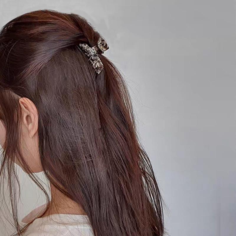 Elegant Acetate Hair Claw Clip For Women With Chic Geometric Lines And Handmade Craftsmanship