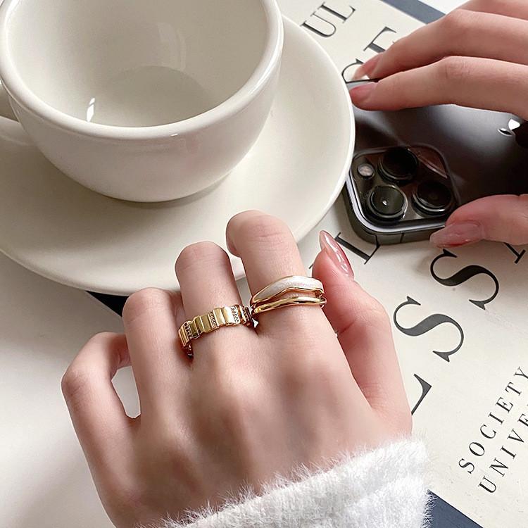 Layer Fashionforward Double Ring With Stunning White Shell Detail And Adjustable Size