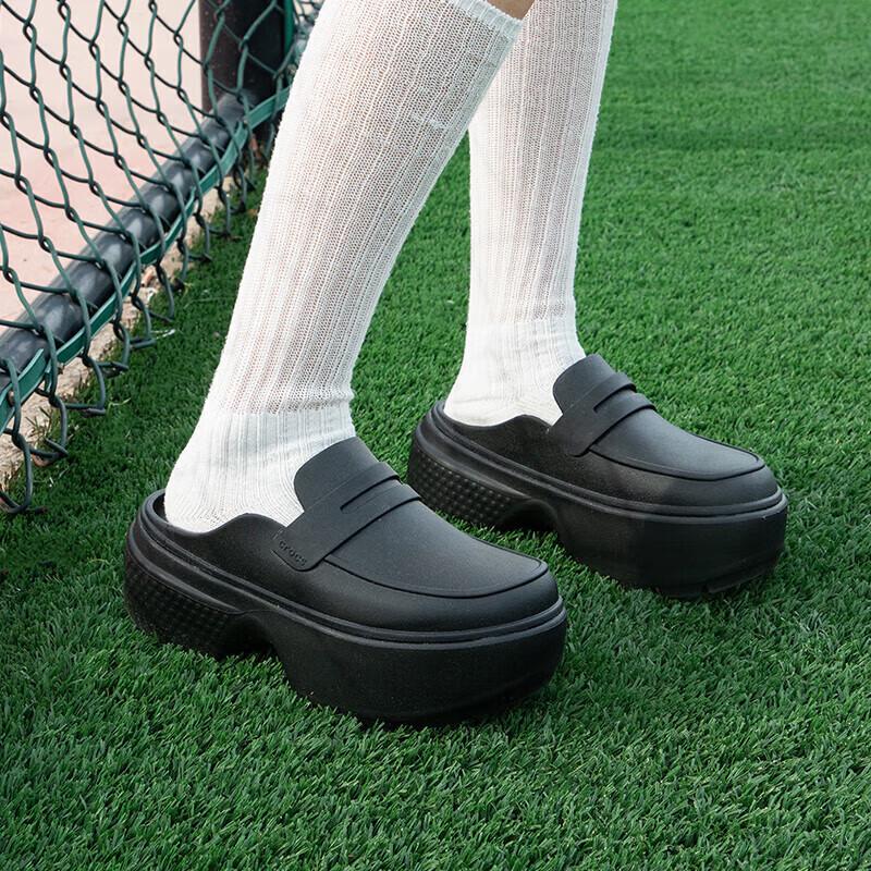 

Crocs Women s Snow Lodge Clogs M5