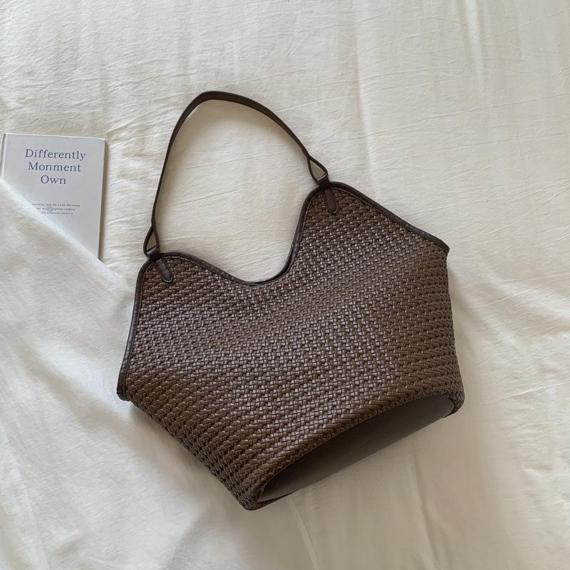 Niche woven bucket bag women's autumn large-capacity casual high-value commuting shoulder armpit bag