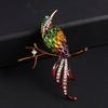 Exquisite Strassvogel auf Ästen sitzend für Damen Herren Cartoon Süßer Kolibri Emaille-Anstecker Tierabzeichen Kleidung Schmuck