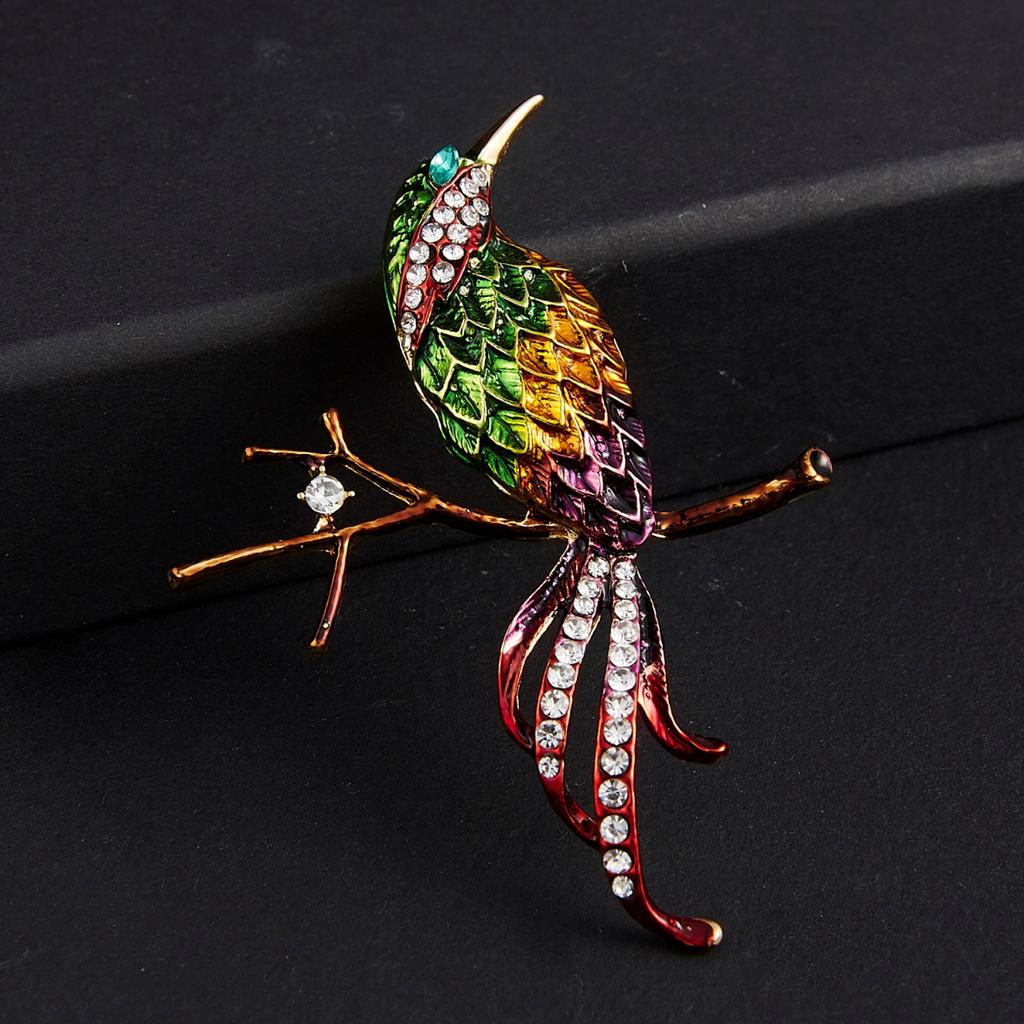 Exquisite Strassvogel auf Ästen sitzend für Damen Herren Cartoon Süßer Kolibri Emaille-Anstecker Tierabzeichen Kleidung Schmuck