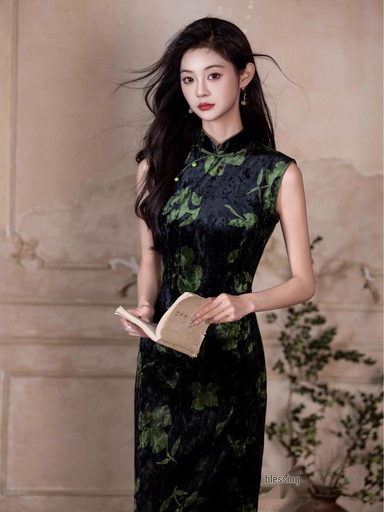 Elegantes Herbst-Samt-Cheongsam: Ärmelloses, schlankmachendes Kleid im Stil der Ming-Dynastie