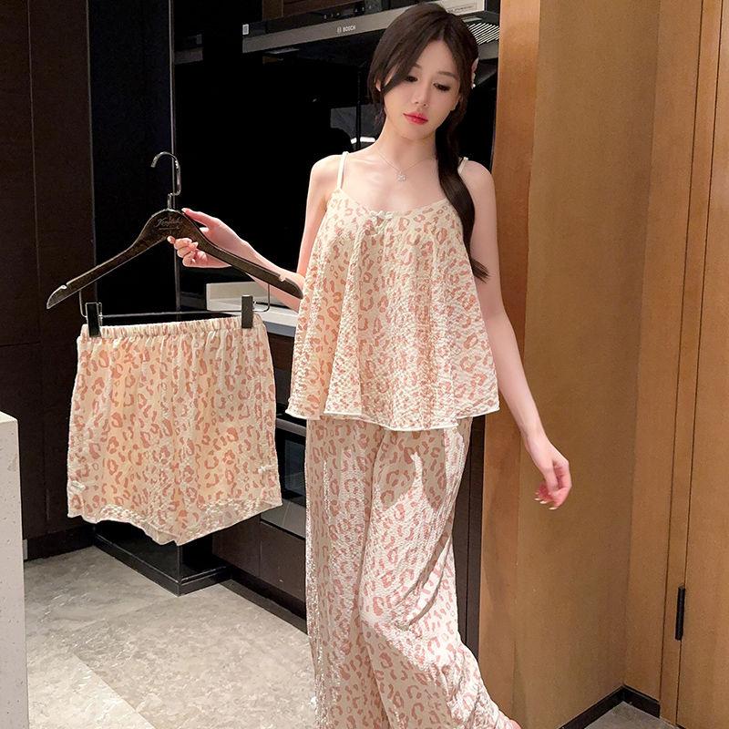Dreiteiliges Set Sommer-Hauskleidung im chinesischen Batikstil im Pure Desire-Stil mit Brustpolstern und Hosenträger-Pyjama zum Drübertragen