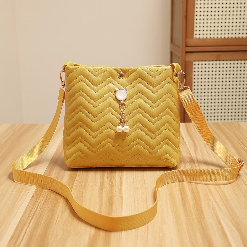 Stylish Wave Stripe Quilted Cat Pearl Pendant Decorative Simple Ladies Crossbody Bag Bag