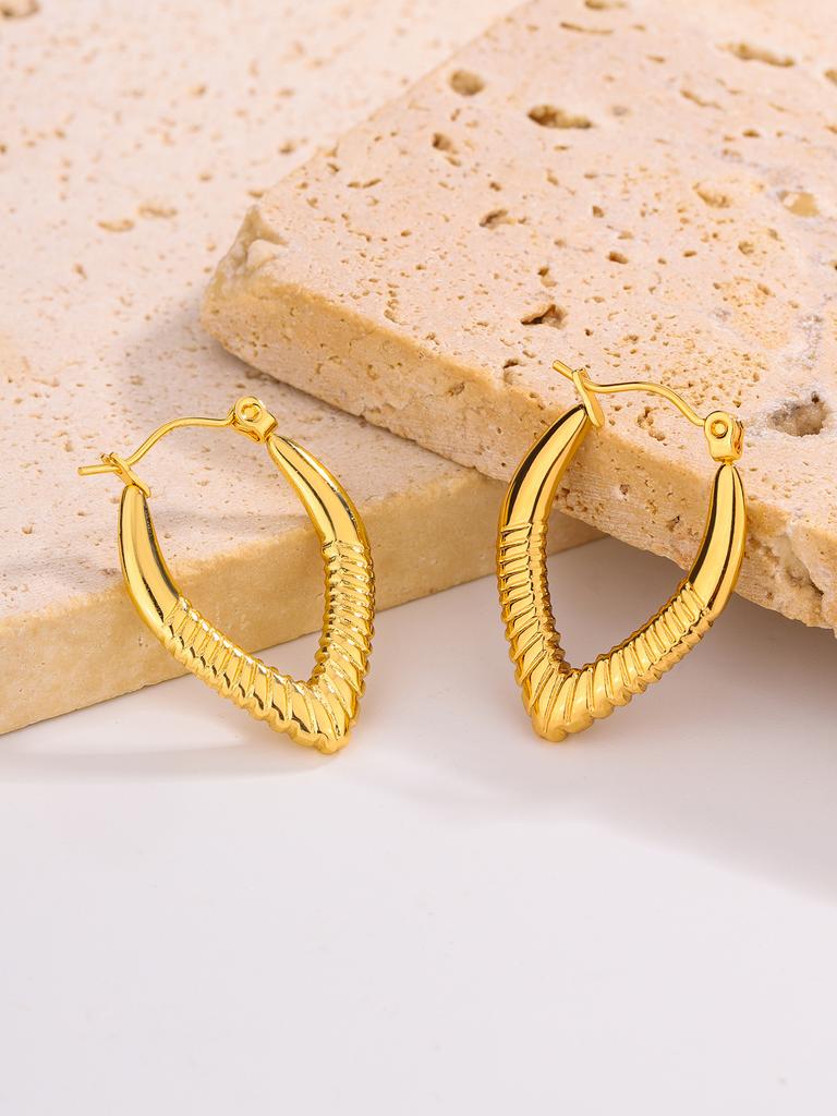 Hong Kong style retro light luxury U-shaped earrings 11k gold niche stud earrings jewelry design sense Spice girl earrings