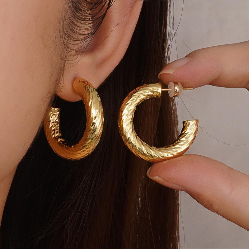 Women's Versatile Geometric Twist Copper Earrings - Fashionable, Non-Fading Brass Design for Everyday Wear