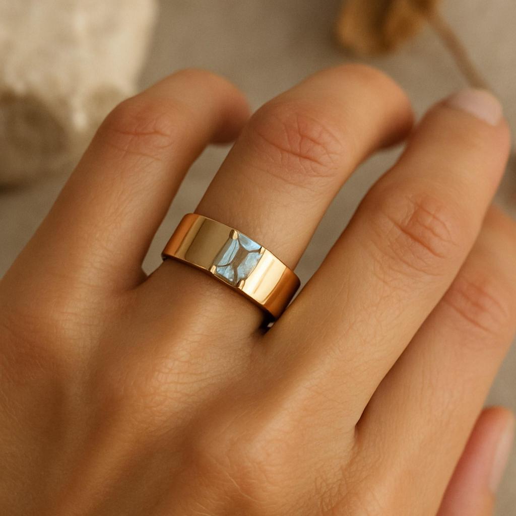 Pierścionek z akwamarynem o szlifie szmaragdowym – Szeroka obrączka platerowana żółtym złotem – Kamień urodzeniowy marca Minimalistyczna biżuteria ślubna Prezent dla niej