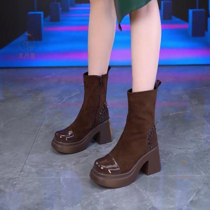 

Корейская версия темпераментных туфель на высоком каблуке, маленькие короткие ботинки 2025 осень и зима, квадратный носок, вставки, водонепроницаемая платформа, толстый каблук е 40