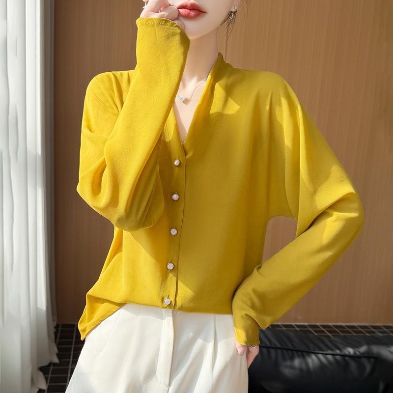 Sunscreen Shirt V-neck Elegant Long-sleeved Cardigan with Printed Buttons, Lightweight Blouse for Spring and Summer, Light and Thin for Ladies.