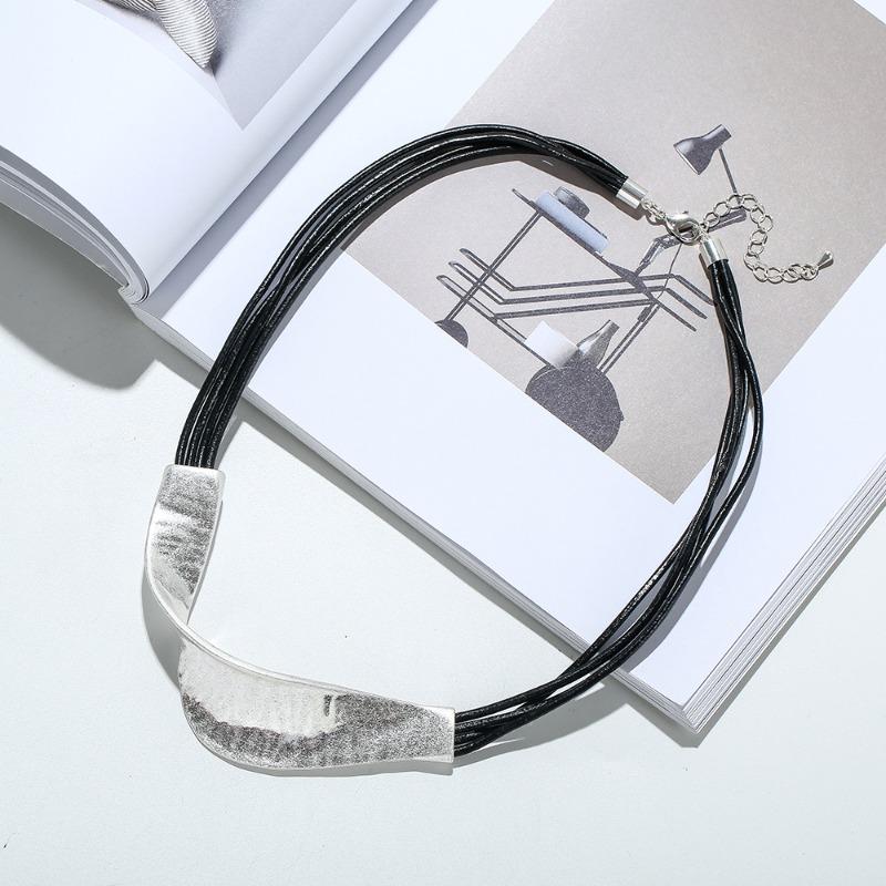 Short necklace European and American metal exaggerated pendant